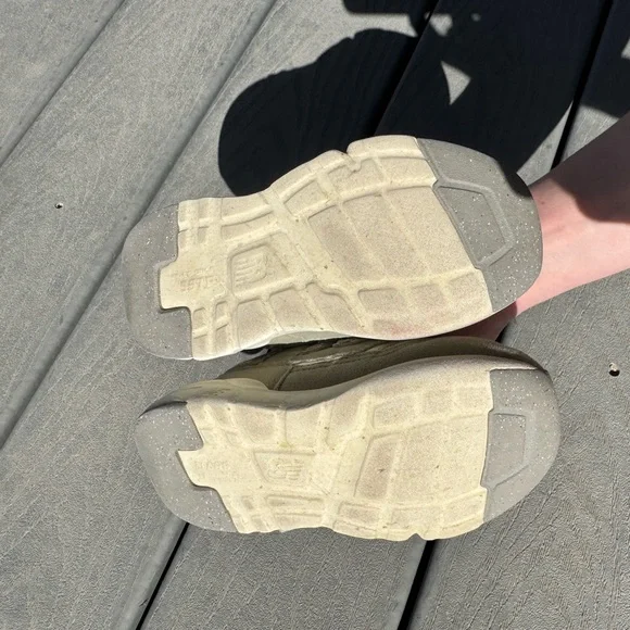 New Balance Kids Sneakers Size 10 Beige Neutral Lace Up Athletic Shoes - Picture 6 of 6